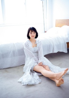 Riho Yoshioka feet photo 9