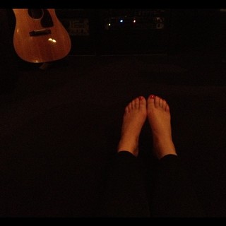 Riki Lindhome feet photo thumbnail