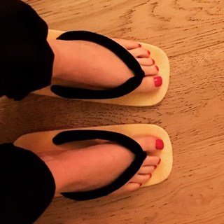 Riki Lindhome feet photo thumbnail