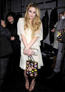 Riley Keough feet photo thumbnail