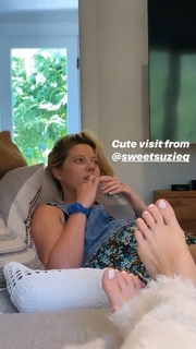 Riley Keough feet photo thumbnail