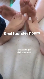 Riley Keough feet photo thumbnail