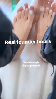 Riley Keough feet photo thumbnail