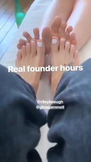 Riley Keough feet photo thumbnail