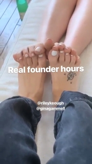 Riley Keough feet photo thumbnail