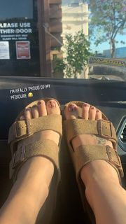 Riley Keough feet photo thumbnail