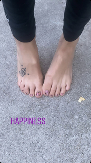 Riley Keough feet photo thumbnail