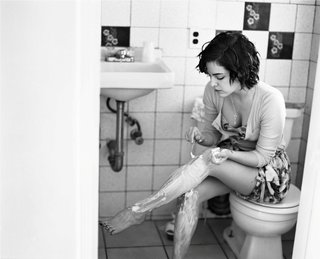 Riley Keough feet photo thumbnail