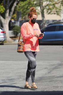Riley Keough feet photo thumbnail
