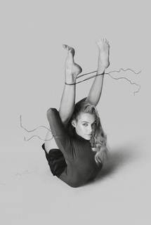 Riley Keough feet photo thumbnail