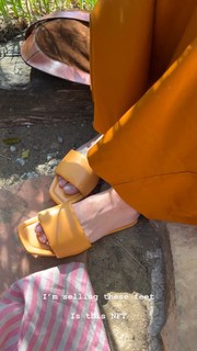 Riley Keough feet photo thumbnail