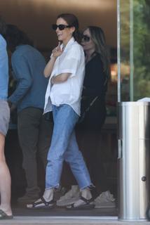 Riley Keough feet photo thumbnail
