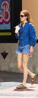 Riley Keough feet photo thumbnail