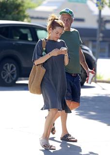 Riley Keough feet photo thumbnail