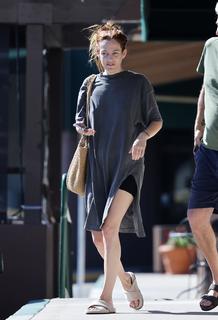 Riley Keough feet photo thumbnail
