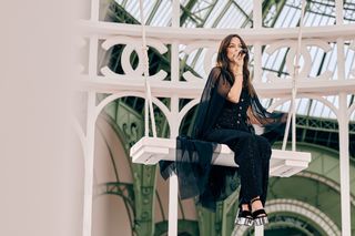 Riley Keough feet photo thumbnail