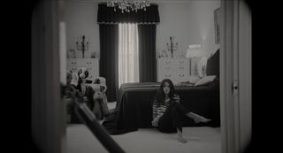 Riley Keough feet photo thumbnail