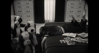 Riley Keough feet photo thumbnail