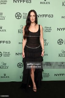 Riley Keough feet photo thumbnail