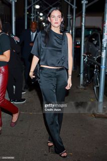 Riley Keough feet photo thumbnail