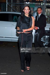 Riley Keough feet photo thumbnail