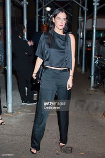 Riley Keough feet photo thumbnail