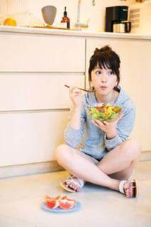 Rina Kawaei feet photo 11