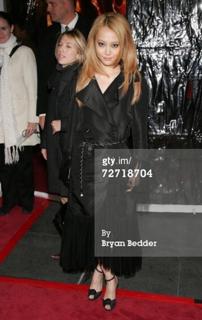 Rinko Kikuchi feet photo thumbnail