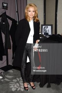 Rinko Kikuchi feet photo thumbnail