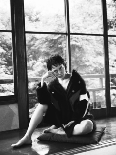 Rinko Kikuchi feet photo thumbnail