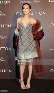 Rinko Kikuchi feet photo thumbnail