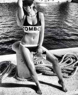 Rita Ora feet photo thumbnail