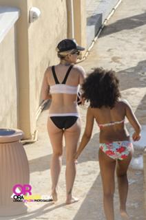 Rita Ora feet photo thumbnail