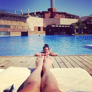 Rita Ora feet photo thumbnail