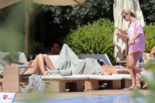 Rita Ora feet photo thumbnail