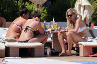 Rita Ora feet photo thumbnail