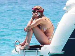 Rita Ora feet photo thumbnail