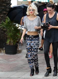 Rita Ora feet photo thumbnail
