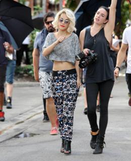 Rita Ora feet photo thumbnail