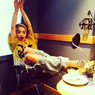 Rita Ora feet photo thumbnail