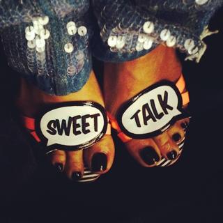 Rita Ora feet photo thumbnail
