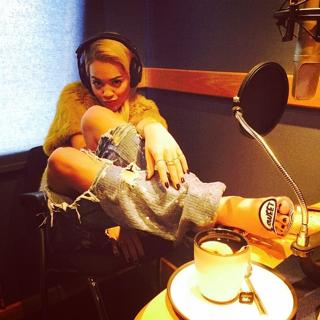 Rita Ora feet photo thumbnail