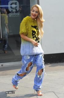 Rita Ora feet photo thumbnail