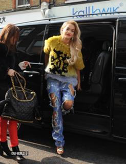 Rita Ora feet photo thumbnail