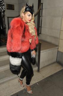 Rita Ora feet photo thumbnail