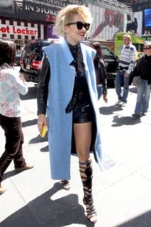 Rita Ora feet photo thumbnail