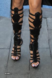 Rita Ora feet photo thumbnail