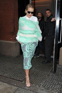 Rita Ora feet photo thumbnail