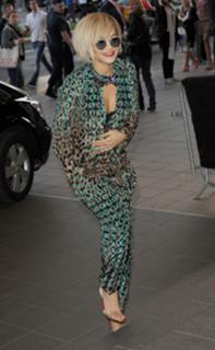 Rita Ora feet photo thumbnail