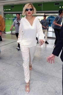 Rita Ora feet photo thumbnail